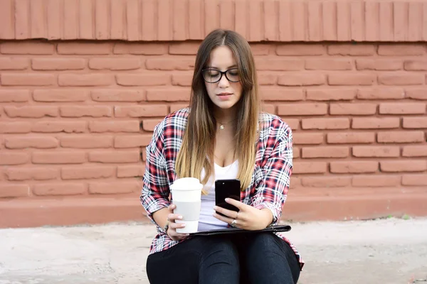 Junge Frau Benutzt Ihr Smartphone Auf Der Straße — Stockfoto