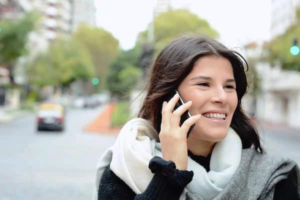 Retrato Una Joven Latina Hablando Teléfono Móvil Aire Libre — Foto de Stock