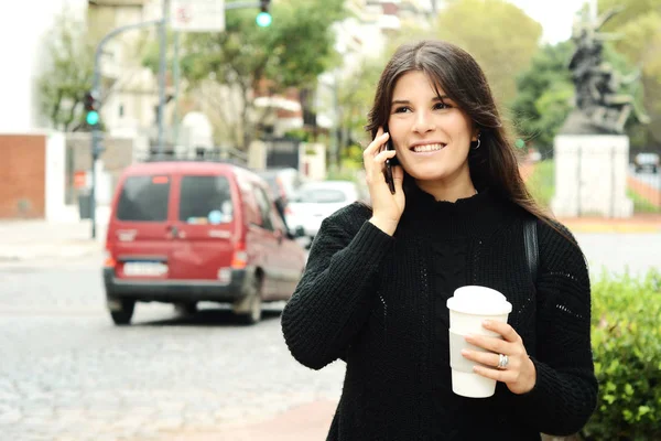 Retrato Una Joven Latina Hablando Teléfono Móvil Aire Libre —  Fotos de Stock