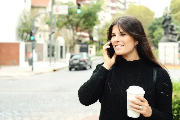 Retrato Una Joven Latina Hablando Teléfono Móvil Aire Libre —  Fotos de Stock