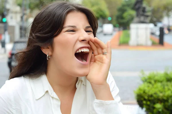 Ritratto Una Bella Giovane Donna Che Grida Urla All Aperto — Foto Stock