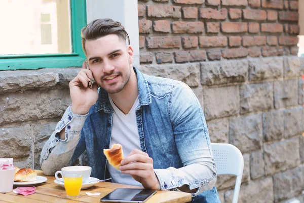 Молодой Человек Кофейне Говорит Телефону Открытом Воздухе — стоковое фото