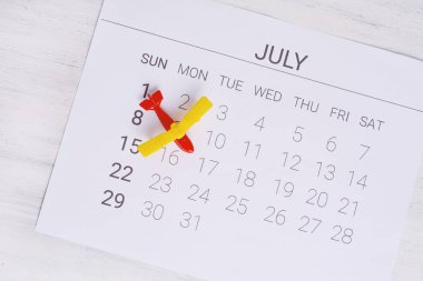 Yaz takvim programı, oyuncak uçak ile. Seyahat, turizm, tatil kavramı.