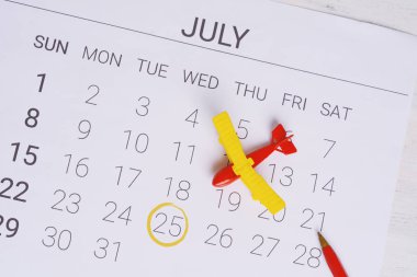 Yaz takvim programı, oyuncak uçak ile. Seyahat, turizm, tatil kavramı.