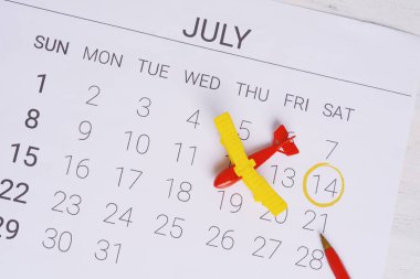 Yaz takvim programı, oyuncak uçak ile. Seyahat, turizm, tatil kavramı.