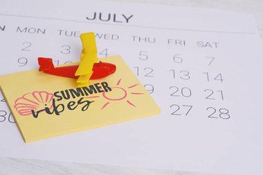 Yaz takvim programı, oyuncak uçak ile. Seyahat, turizm, tatil kavramı.