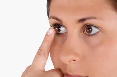 Closeup kahverengi gözlerinde Kontakt Lens uygulama ile kadın yüzü. Göz hastalıkları tıp kavramı.