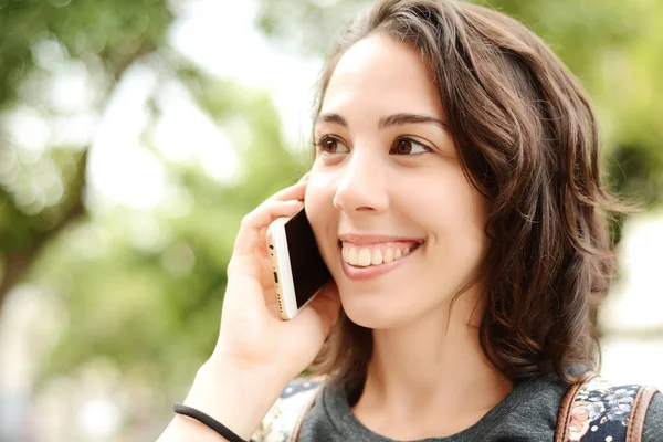 Porträtt Ung Latin Kvinna Talar Hennes Mobiltelefon Utomhus — Stockfoto