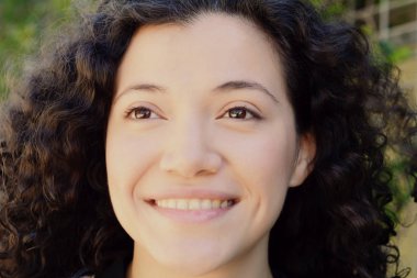 Parkta güzel latin kadın portresi.