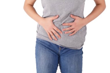 Genç güzel latin kadın acı mide ağrısı sahip. İzole beyaz arka plan.