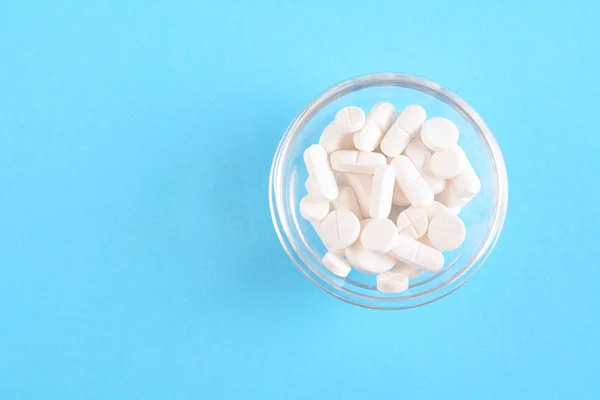 Visão Superior Pilha Pílulas Brancas Fundo Azul Claro Conceito Medicina — Fotografia de Stock