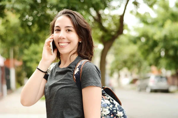 Porträt Einer Jungen Lateinischen Frau Die Auf Ihrem Handy Spricht — Stockfoto