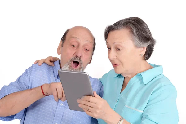 Geschokt Senior Paar Met Tablet Technologie Concept Geïsoleerde Witte Achtergrond — Stockfoto