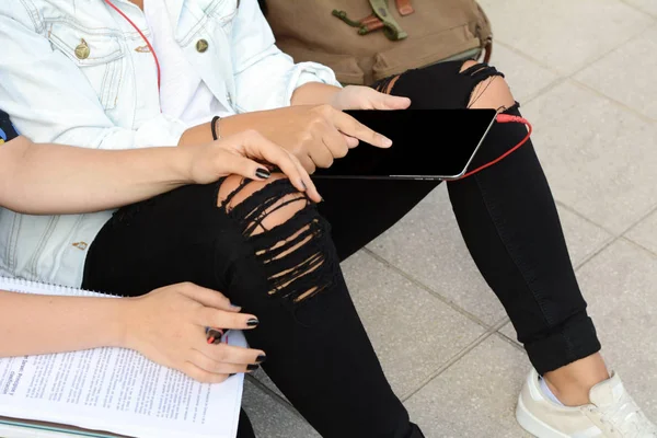 Primer Plano Dos Jóvenes Hermosas Amigas Usando Tableta Digital Aire —  Fotos de Stock