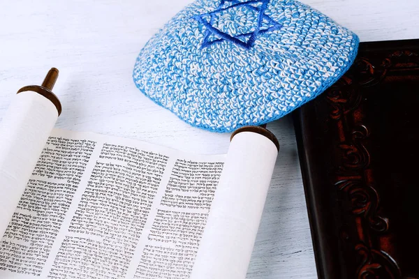 Torá Con Kippa Sobre Fondo Madera Concepto Religión Judía — Foto de Stock