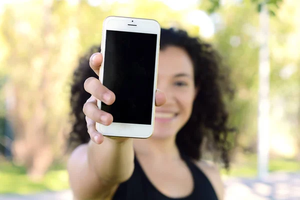 Primer Plano Mujeres Jóvenes Mostrando Smartphone Con Pantalla Negra Parque —  Fotos de Stock