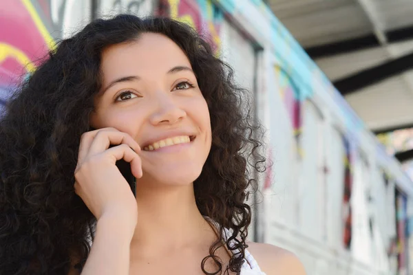 Porträtt Ung Latin Kvinna Talar Hennes Mobiltelefon Utomhus — Stockfoto