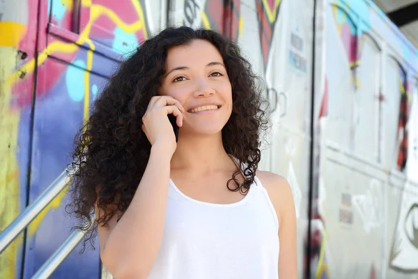 Portret Van Jonge Latijns Vrouw Praten Haar Mobiele Telefoon Buitenshuis — Stockfoto