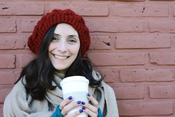 Sıcak kahve kış gününde tutan mutlu kadın portresi. Şık kış giysileri giyen Bayan. 