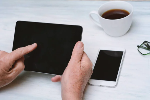 Uomo Anziano Possesso Tablet Digitale Con Tazza Caffè Telefono Cellulare — Foto Stock