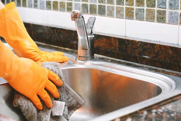 Γκρο Πλαν Θέα Χέρια Λαστιχένια Γάντια Πλύσιμο Πιάτων Σφουγγάρι Έννοια — Φωτογραφία Αρχείου