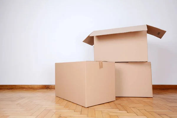 Montón Cajas Cartón Habitación Vacía Con Espacio Para Copias Mover — Foto de Stock