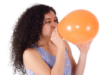 Genç latin kadın portresi balon üfleme olduğunu. Beyaz arka plan üzerinde izole.