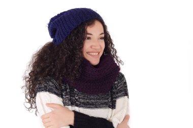 Kış, sıcak giysiler giyen dondurucu bir kadın portresi. beyaz bir arka plan üzerinde izole.