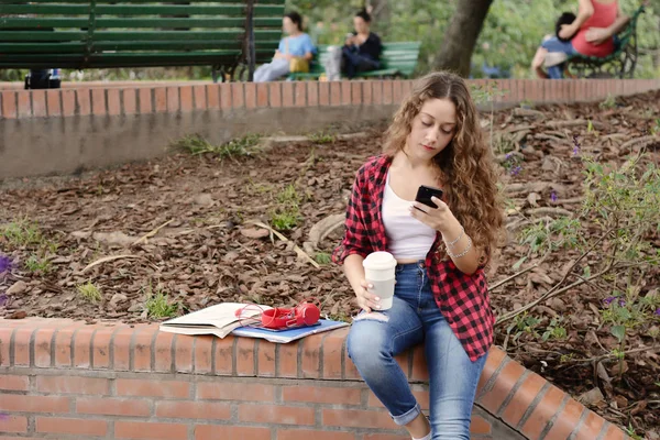 Chica Estudiante Joven Con Teléfono Una Taza Café Desechable Sentado —  Fotos de Stock