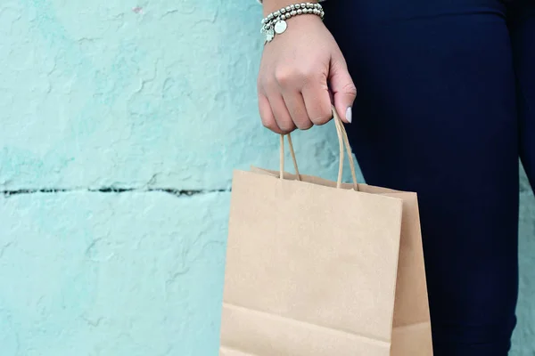 Γυναικεία Χέρια Εκμετάλλευσης Ψώνια Τσάντα Εξωτερικούς Χώρους Γυναίκα Στα Ψώνια — Φωτογραφία Αρχείου