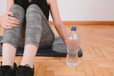 Sportif kadın içme suyu görünümü kapatın. Spor kavram. Kapalı