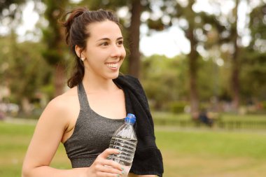 Egzersiz yaptıktan sonra su tutan sporcumuz görünümünü kapatın. Açık havada