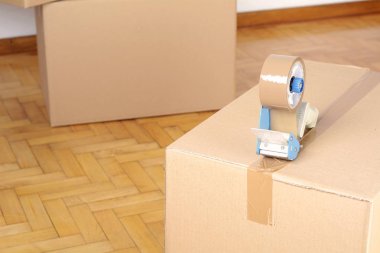 Yığın karton kutuları boş odaya. Hareket kavramı