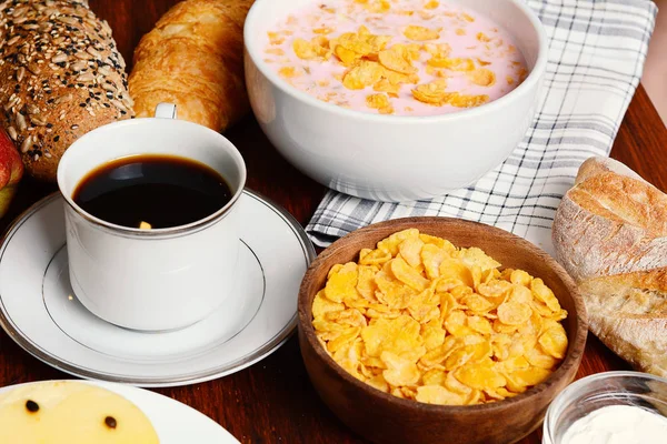 Primer Plano Pastel Maracuyá Tostadas Café Yogur Cereales Desayuno Continental — Foto de Stock