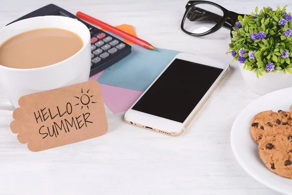 Papieren Kaart Met Tekst Hello Summer Koffie Met Telefoon Witte — Stockfoto