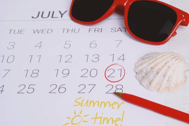 Yaz plaj aksesuarları ile yaz takvim programı. Tatil kavramı.