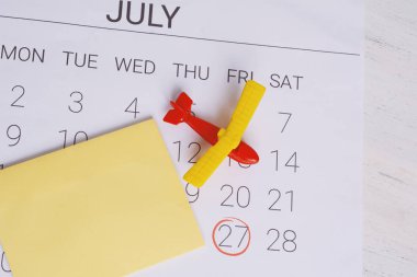 Yaz takvim programı, oyuncak uçak ile. Seyahat, turizm, tatil kavramı.