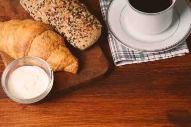 Kızarmış ekmek, peynir ve kahve krem kapatın. Kahvaltı konsepti