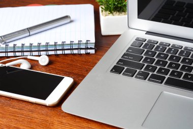 Bilgisayar ve sarf malzemeleri ile ofis resepsiyon masası. İş kavramı