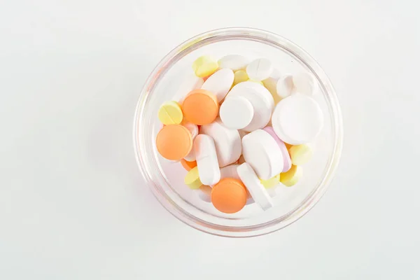 Visão Superior Pilha Pílulas Coloridas Fundo Branco Isolado Conceito Medicina — Fotografia de Stock