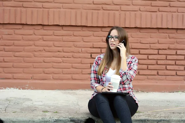 Bella Donna Che Beve Tazza Carta Caffè Utilizzando Suo Telefono — Foto Stock