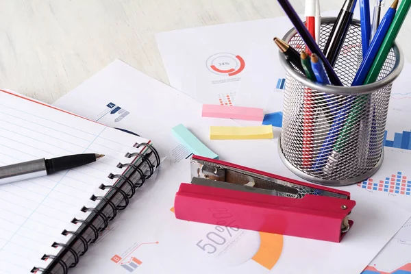 Close Van Zakelijke Dingen Met Laptop Financiële Documenten Met Grafieken — Stockfoto