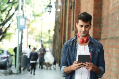 Genç latin adam tablet kullanma. Uraban sahnesi