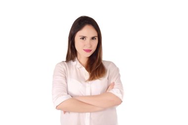 Bir stüdyoda çekici genç latin kadın portresi. İzole beyaz arka plan.