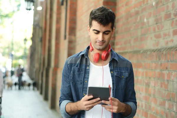 Latijn Jongeman Met Behulp Van Een Tablet Uraban Scène — Stockfoto