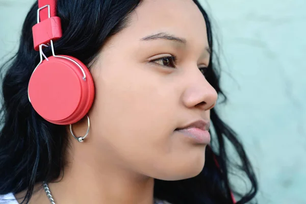 Портрет Молодой Красивой Женщины Слушающей Музыку Красных Наушниках Открытом Воздухе — стоковое фото