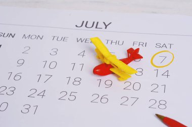 Yaz takvim programı, oyuncak uçak ile. Seyahat, turizm, tatil kavramı.