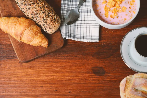 Copyspace トーストとコーヒーとチーズ クリームのクローズ アップ 朝食コンセプト — ストック写真