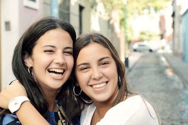 Portrait Two Best Friends Smiling Having Fun Together Outdoor Lifestyle — Stock Photo, Image