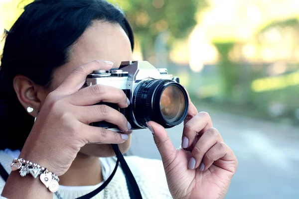 Eğleniyor Genç Kadın Portresi Retro Film Kamerası Ile Fotoğraf Çekmek — Stok fotoğraf